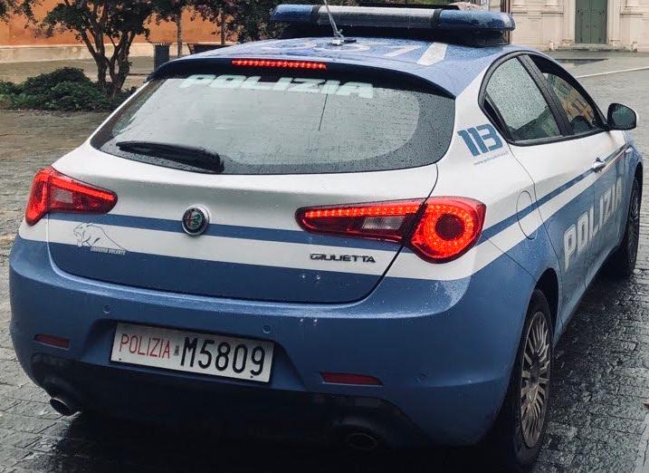 Una volante della polizia di Stato (foto d'archivio)