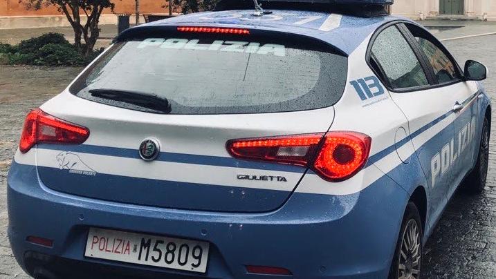 Una volante della polizia di Stato (foto d'archivio)