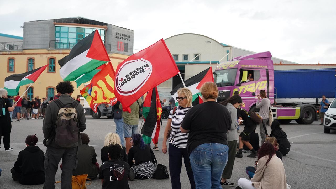 La manifestazione al varco Valessini (foto Stick)