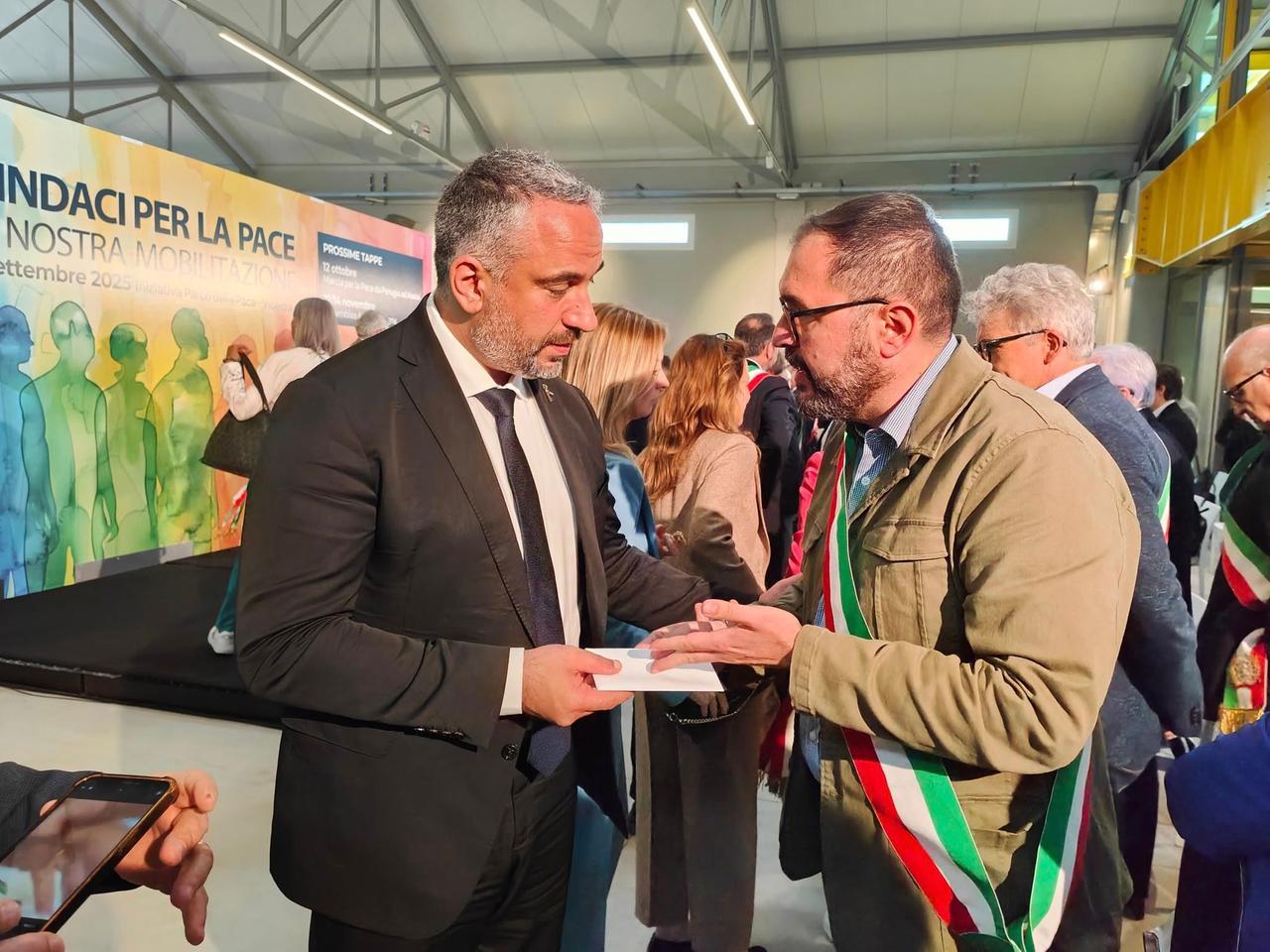 Il sindaco Canawati: «Betlemme spopolata e affamata». Cavallaro gli consegna il messaggio dei Comuni reggiani