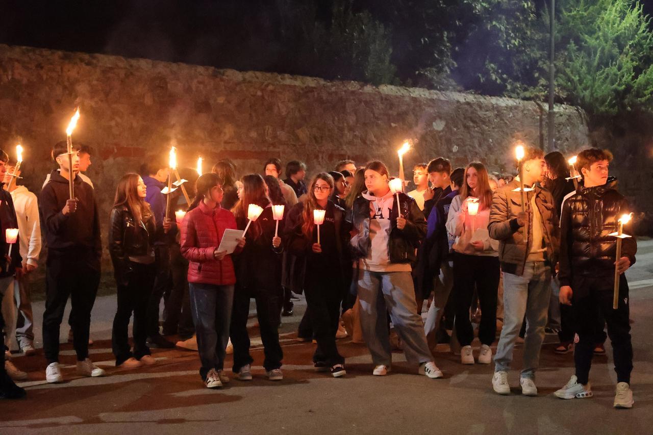 
	Un momento della fiaccolata (foto Stick)

