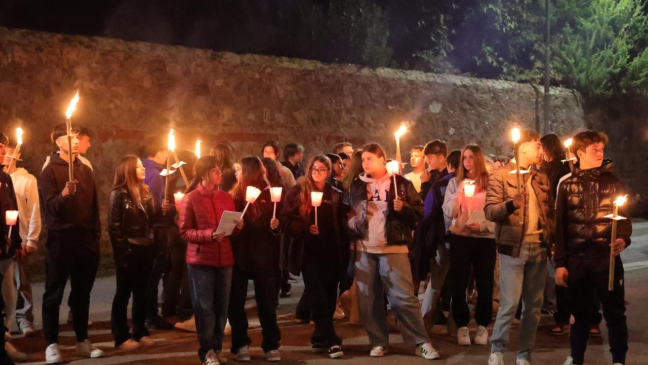 Un momento della fiaccolata (foto Stick)
