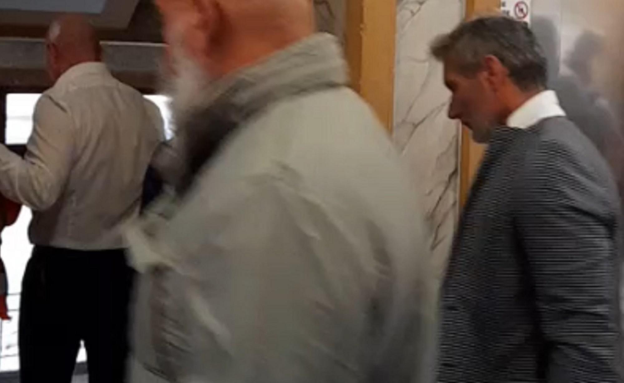 Sullo sfondo il sindaco Luca Salvetti mentre accompagna Stefano Perullo fuori dal municipio