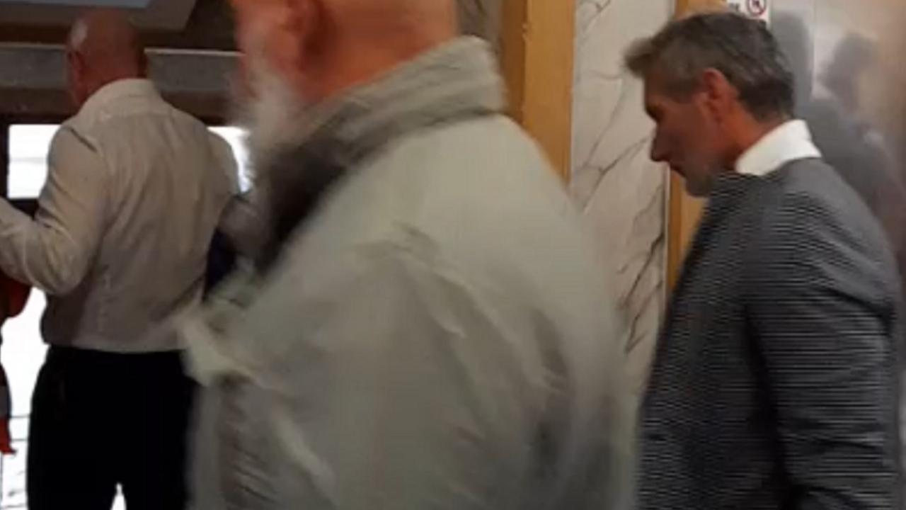 Sullo sfondo il sindaco Luca Salvetti mentre accompagna Stefano Perullo fuori dal municipio