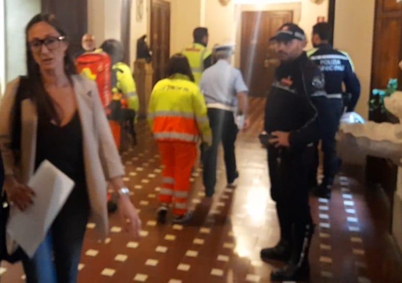 La vicesindaca Libera Camici in municipio durante i disordini