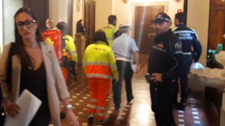 La vicesindaca Libera Camici in municipio durante i disordini
