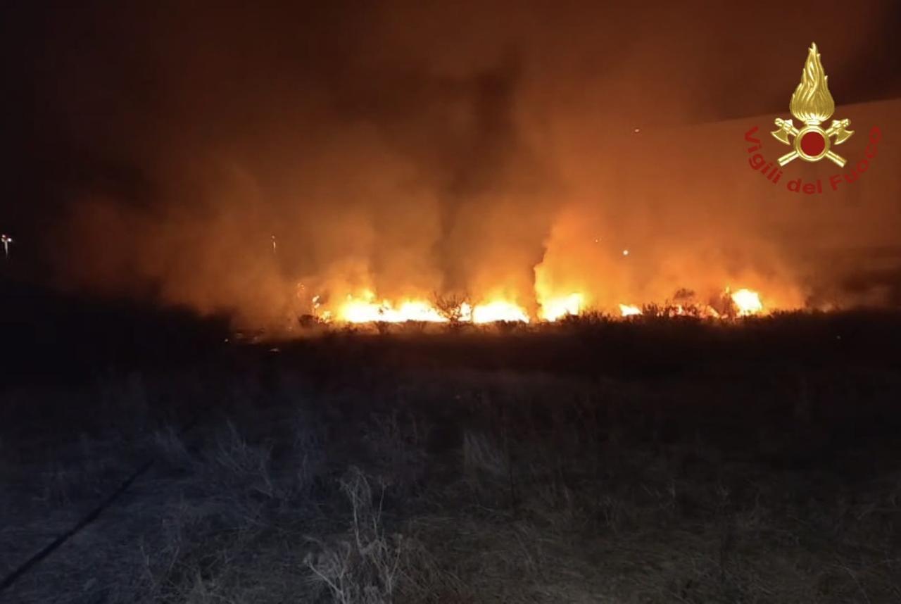 Incendio nella notte all’ingresso di Olbia: le fiamme vicine all’aeroporto