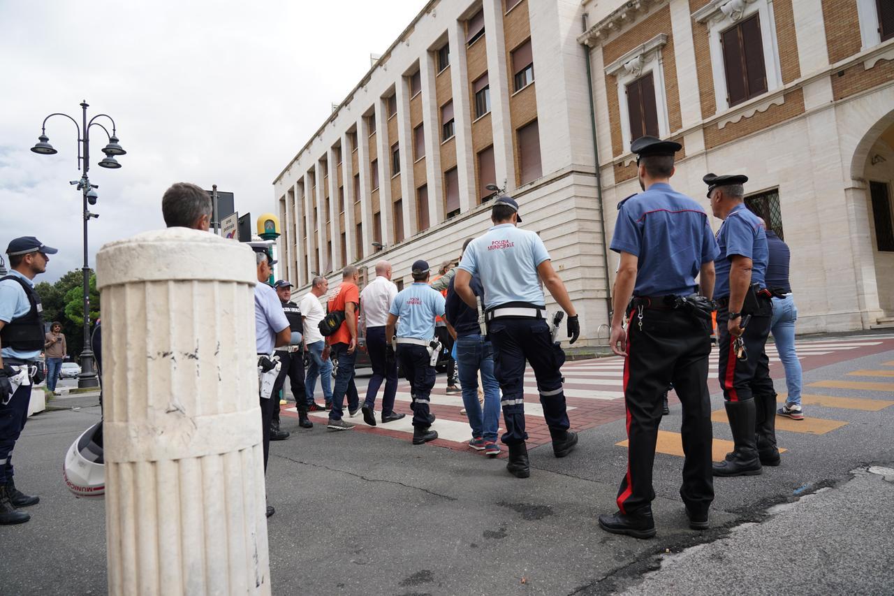 Livorno, entra in Comune armato di coltello e scatena il caos: chi è il 58enne e il motivo dell’irruzione