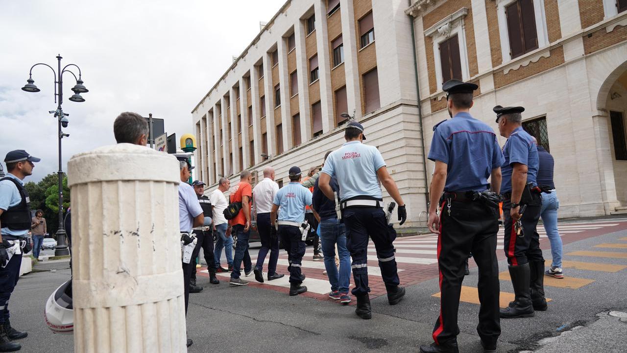 Livorno, entra in Comune armato di coltello e scatena il caos: chi è il 58enne e il motivo dell’irruzione