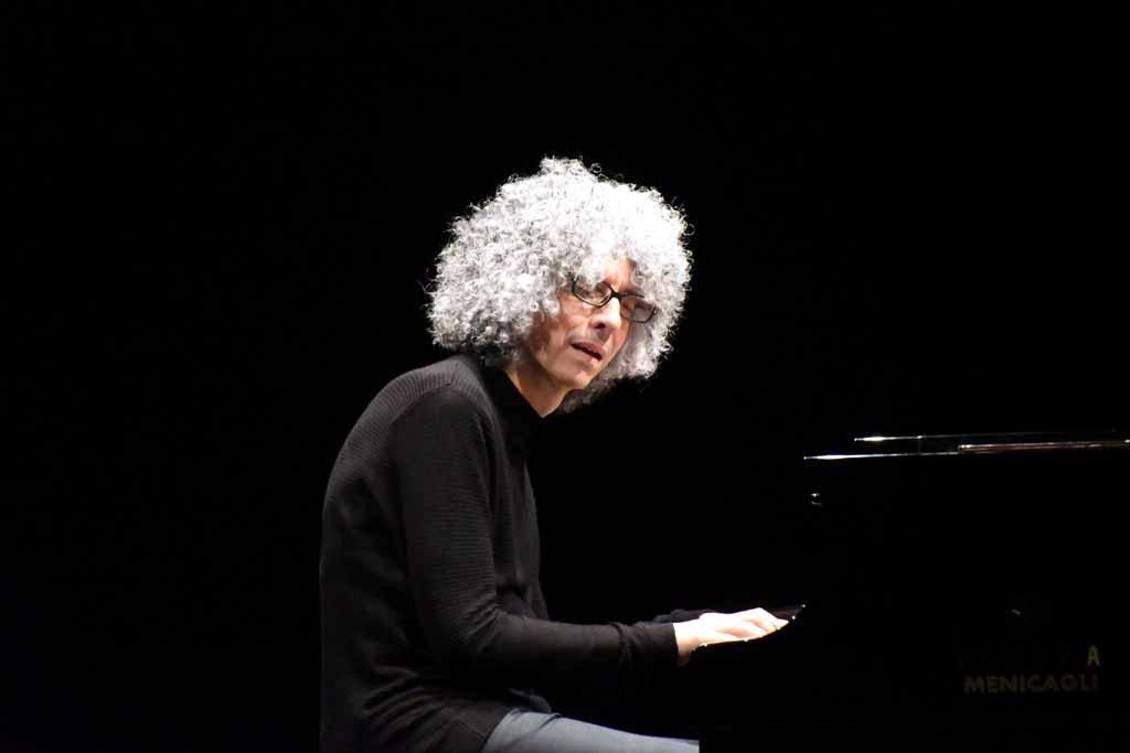 Giovanni Allevi combatte il mieloma: “Le statistiche mi danno due anni, prometto che festeggerò i 95”