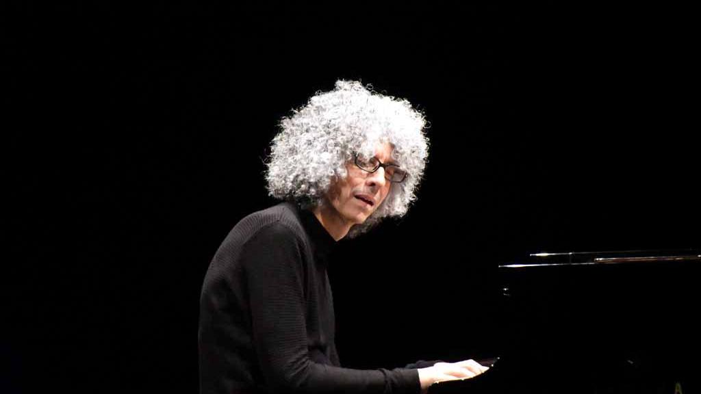 Giovanni Allevi combatte il mieloma: “Le statistiche mi danno due anni, prometto che festeggerò i 95”