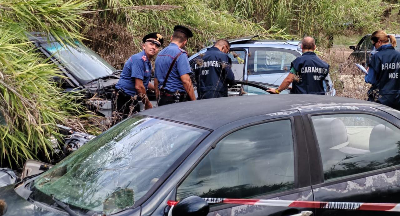 Discarica abusiva di automobili e rifiuti, nei guai un 44enne