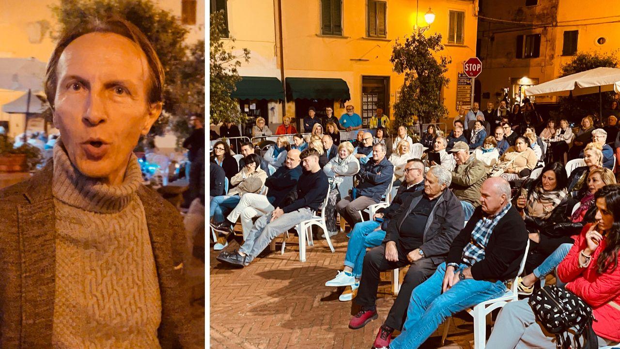 Cristiano Militello e il pubblico in piazza a Terricciola