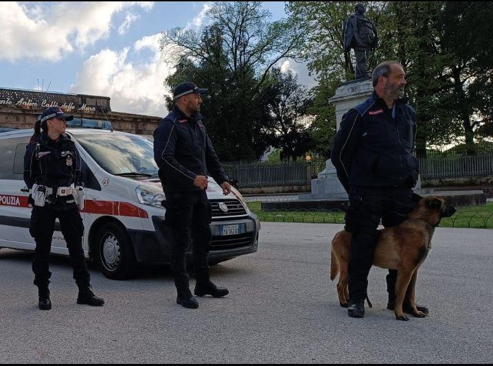 Lucca, giovani molesti allontanati dal parco