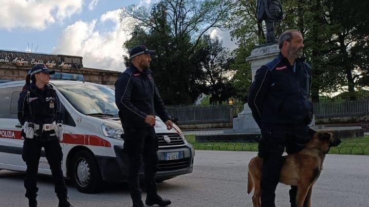 Lucca, giovani molesti allontanati dal parco