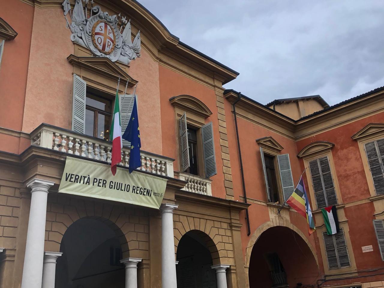 Il prefetto ordina di togliere la bandiera della Palestina dai municipi: i sindaci dicono no