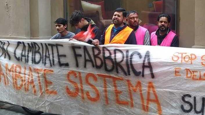 Il presidio dei lavoratori sotto la sede della Provincia