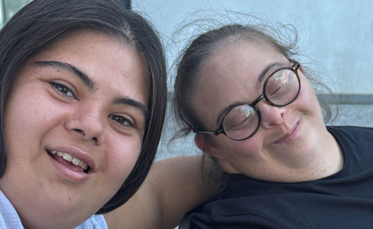 
	Due delle attrici della Mayor Von Frinzius (foto autorizzata dalla compagnia teatrale)

