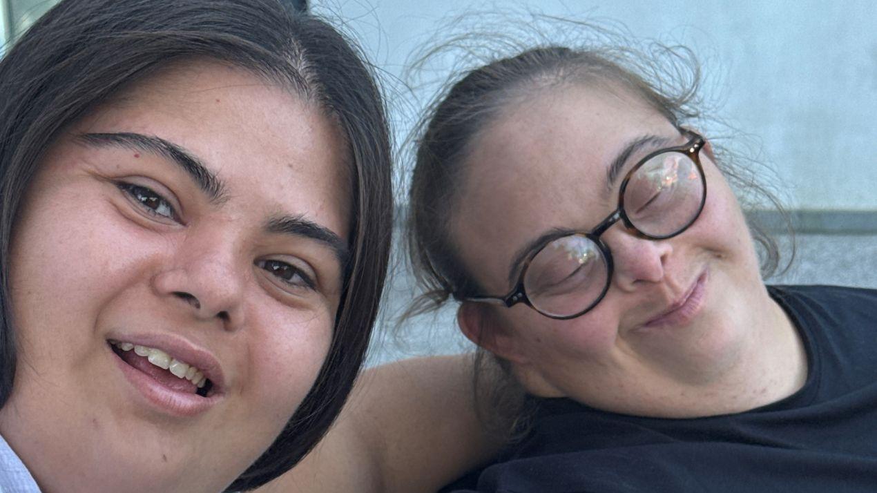 Due delle attrici della Mayor Von Frinzius (foto autorizzata dalla compagnia teatrale)