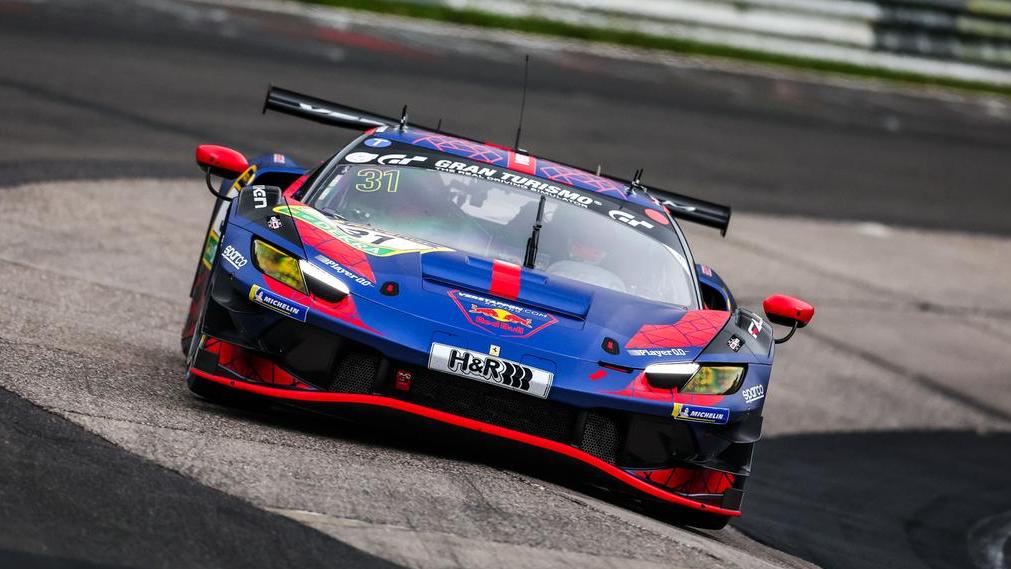 Verstappen sulla Ferrari al Nurburgring (foto Media Ferrari)