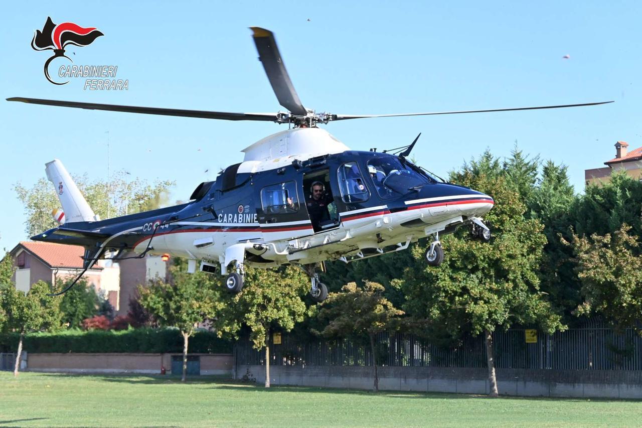 L’elicottero dei carabinieri nel cielo di Ferrara