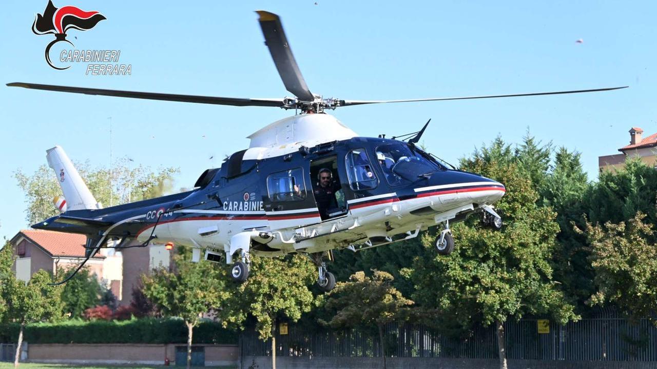 L’elicottero dei carabinieri nel cielo di Ferrara