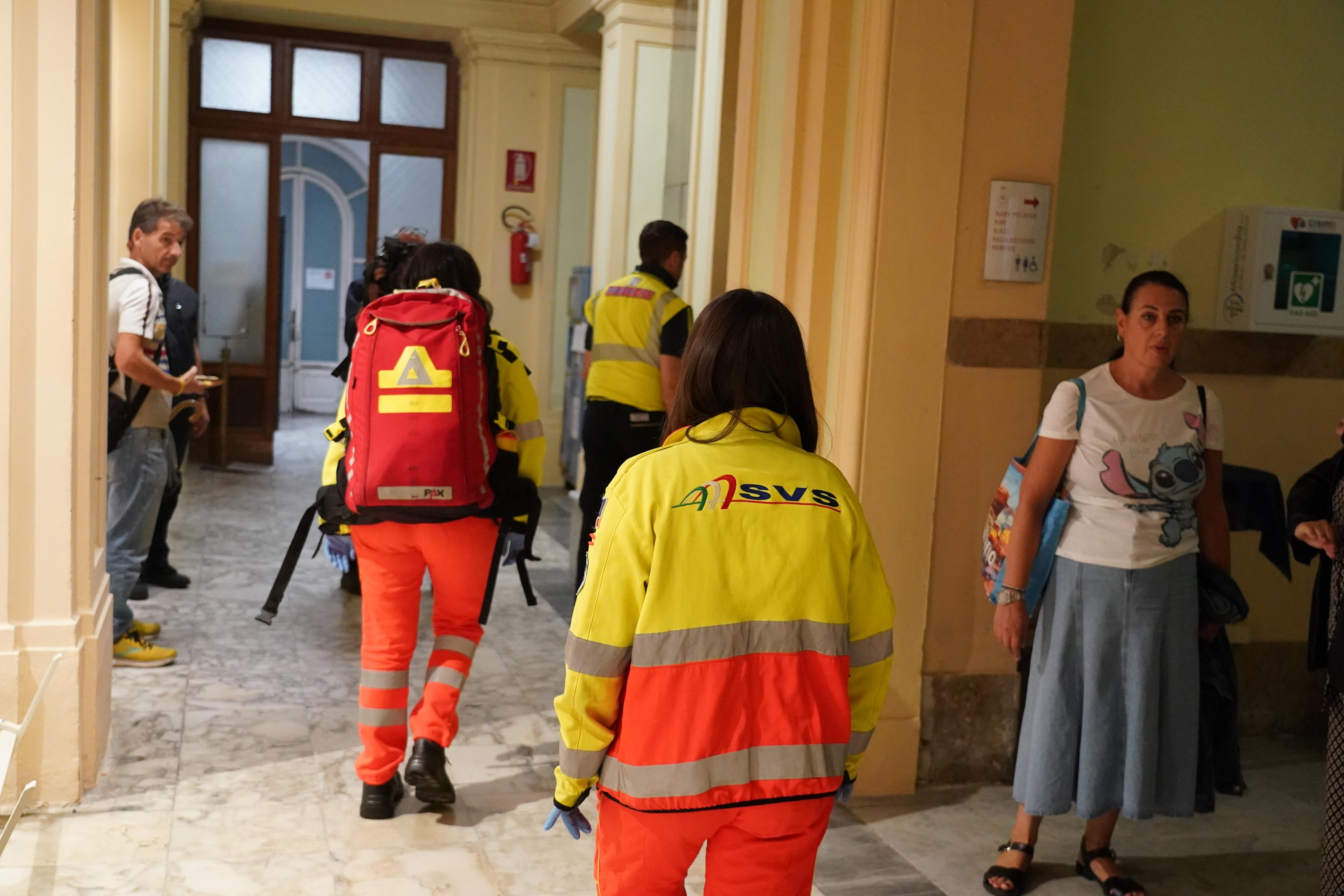 I volontari della Svs in Comune per assistere Perullo (foto Stick)