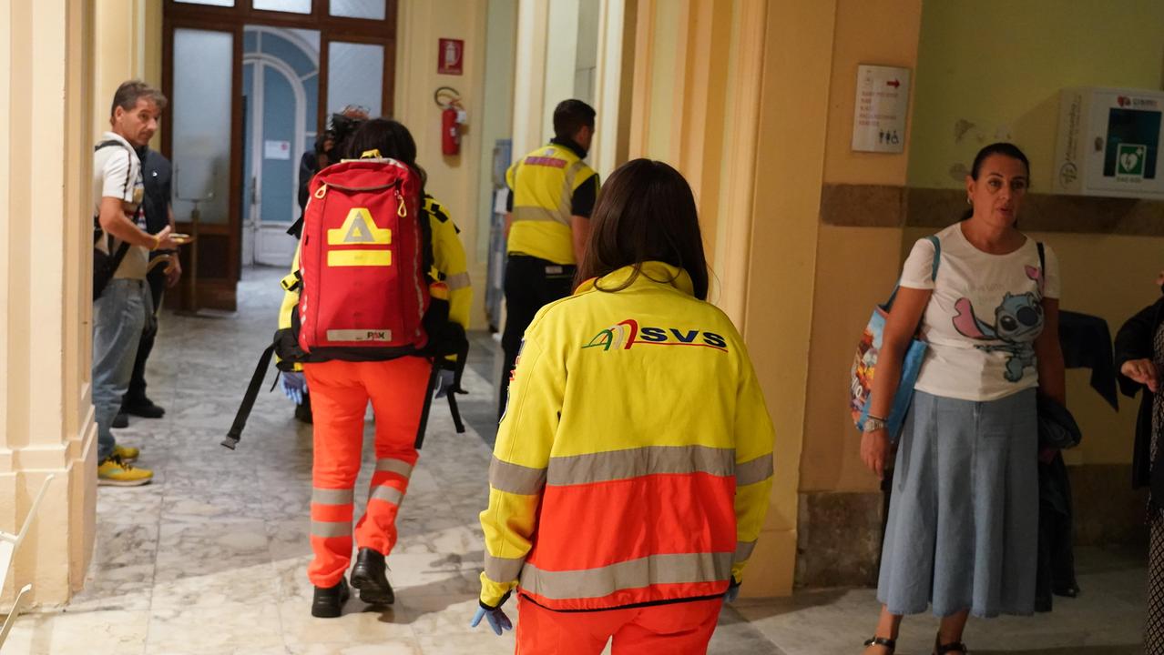 I volontari della Svs in Comune per assistere Perullo (foto Stick)