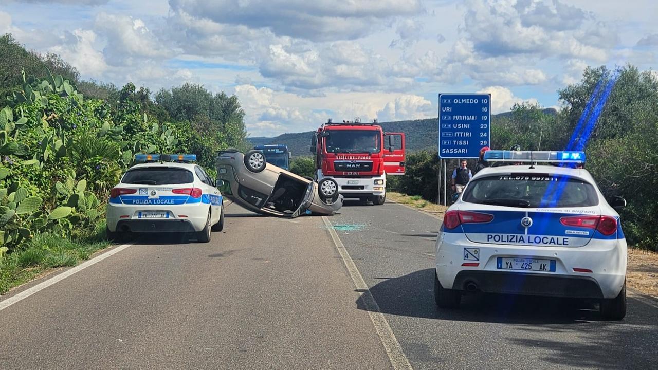 Alghero, perde il controllo dell’auto e si ribalta sulla 291