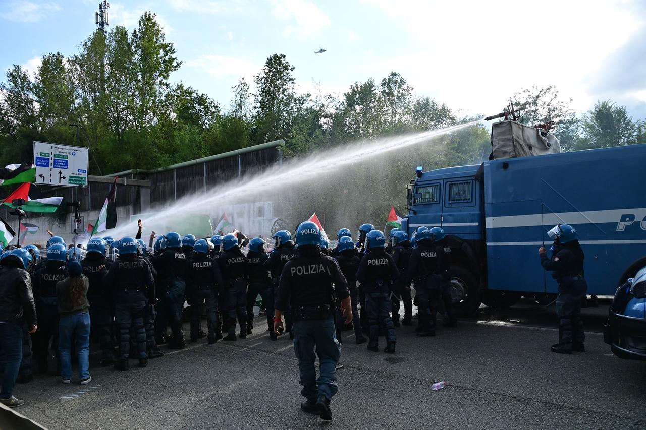 Scontri tra manifestanti e polizia verso l'aeroporto di Torino