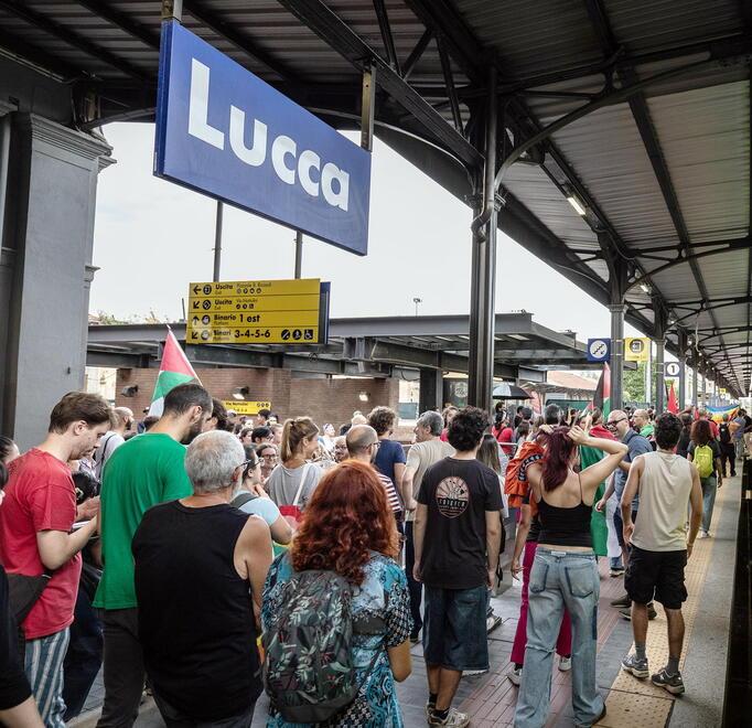 
	Decine di manifestanti alla stazione nella fase finale del corteo che si &egrave; concluso con il blocco dei binari dopo il blocco stradale avvenuto sulla circonvallazione nella parte del quartiere di Sant&rsquo;Anna e fino a viale Carducci (foto Matteo Marsalli)

