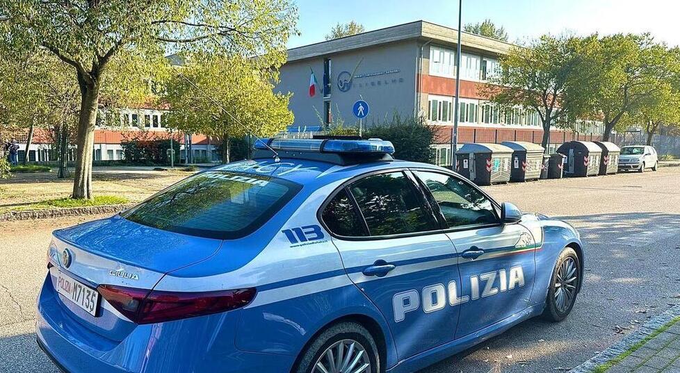 Studenti picchiati e rapinati davanti a Wiligelmo e Guarini