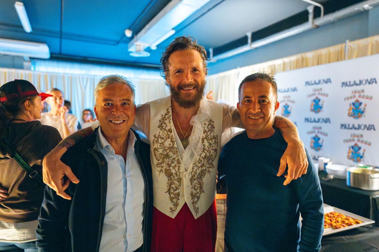 
	Da sinistra Massimo Putzu (direttore Aspo Olbia), Jovanotti e Marco Balata (assessore al Turismo di Olbia)

