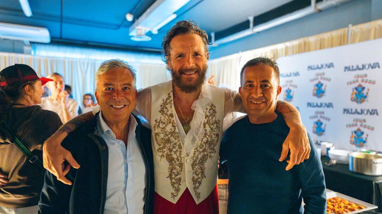 Da sinistra Massimo Putzu (direttore Aspo Olbia), Jovanotti e Marco Balata (assessore al Turismo di Olbia)