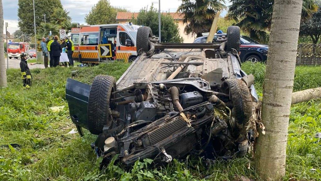 Lucca, schianto contro un albero dopo la fuga dai carabinieri: morto il passeggero, grave il conducente