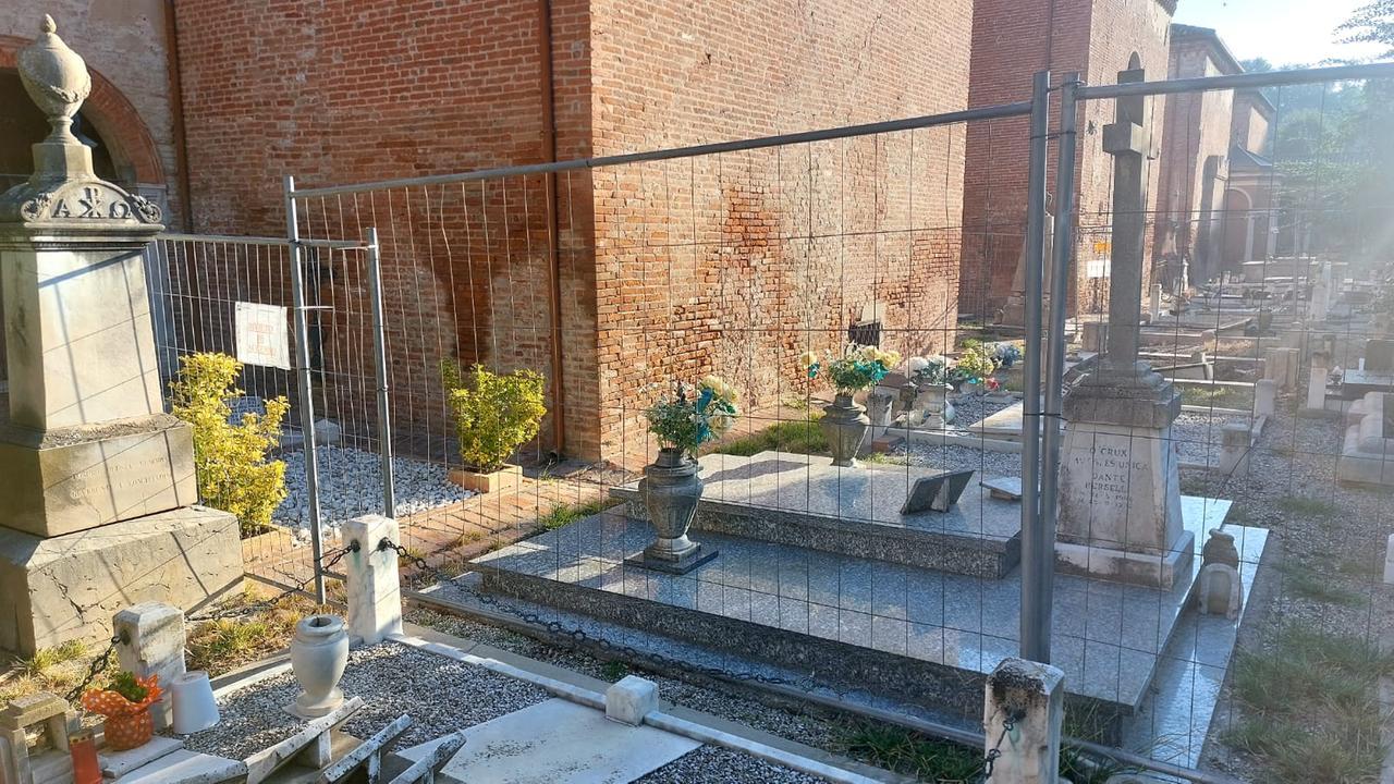 Certosa di Ferrara transennata. L’amarezza: «Tomba di famiglia inaccessibile»