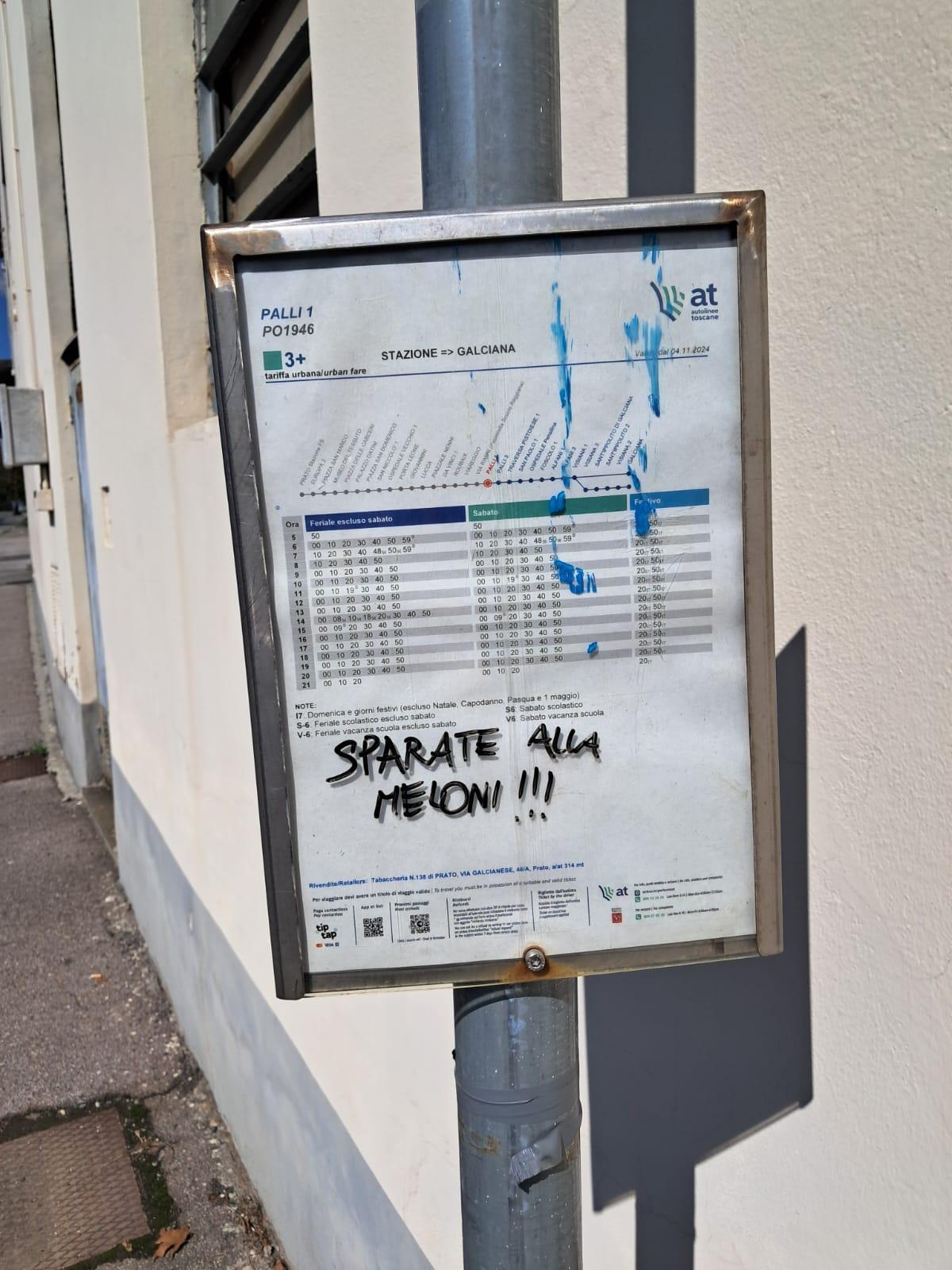 
	La scritta minatoria alla fermata del bus

