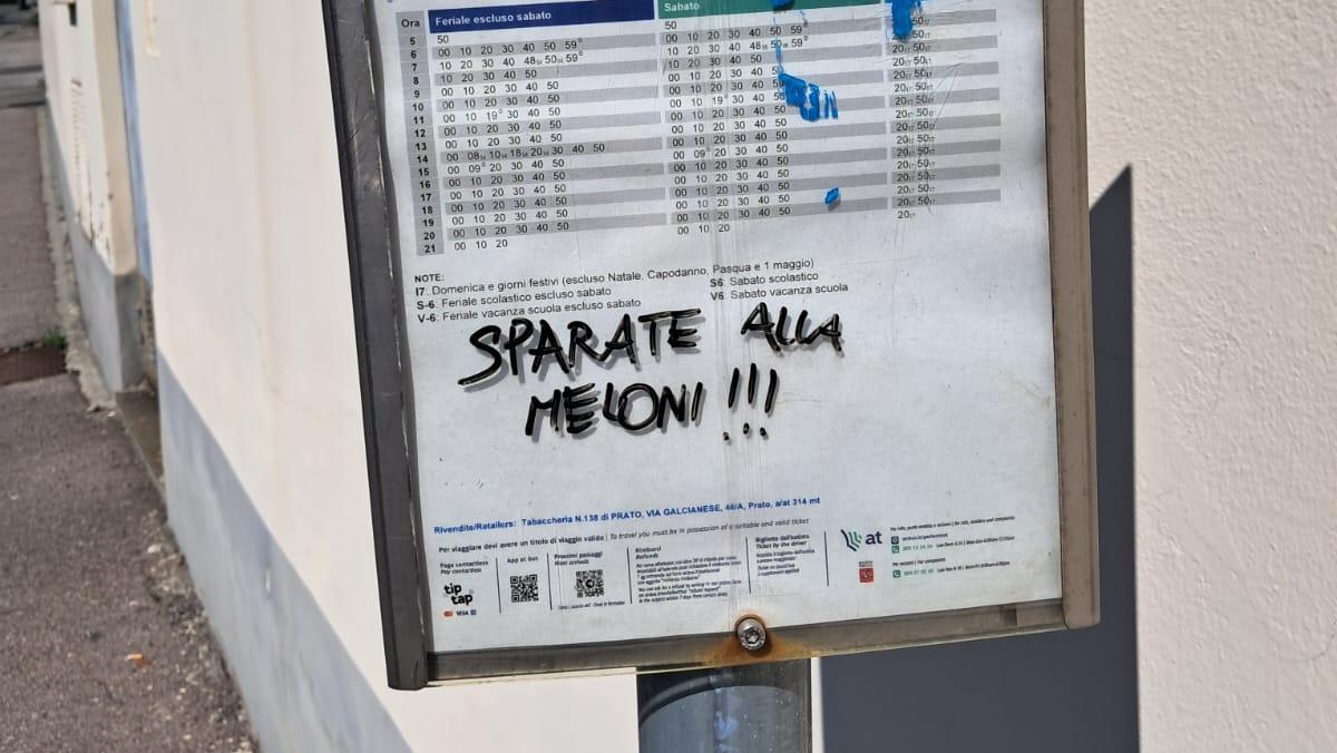 La scritta minatoria alla fermata del bus