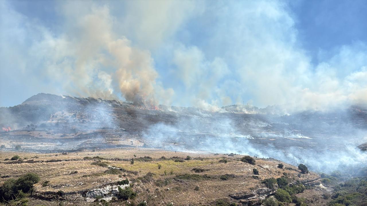 Settembre di fuoco in Sardegna, ma senza elicotteri: stagione antincendio finita il 15 agosto