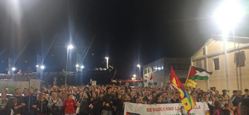 
	I portuali che stanotte hanno bloccato la Zim Virginia al porto di Genova

