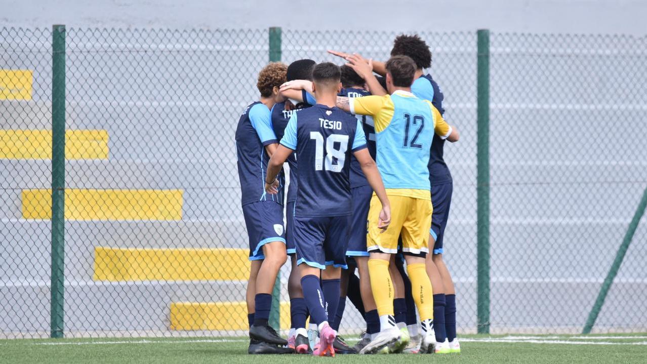 I giocatori del Latte Dolce si abbracciamo dopo il gol nella gara col Flaminia