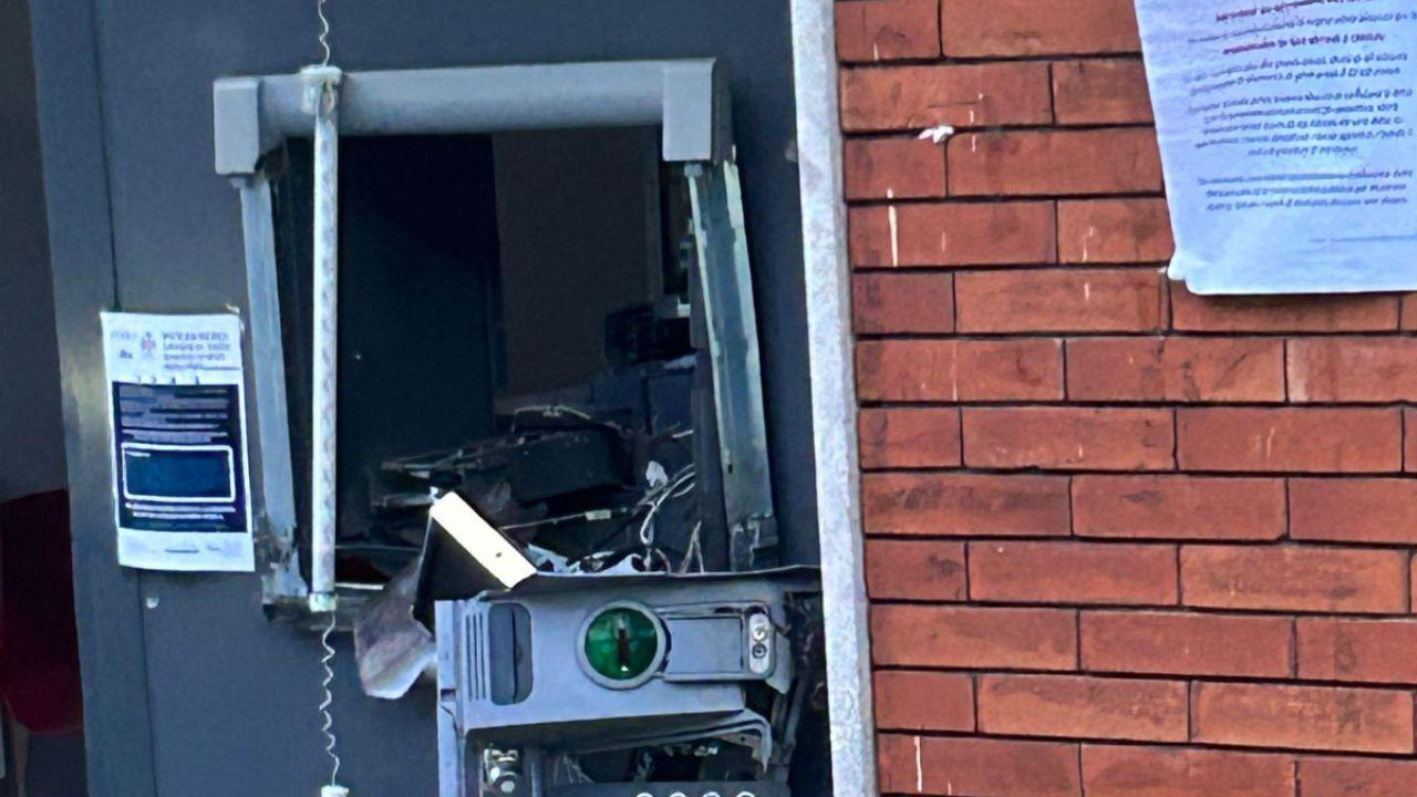 
	Uno dei due sportelli distrutto dall'esplosione

