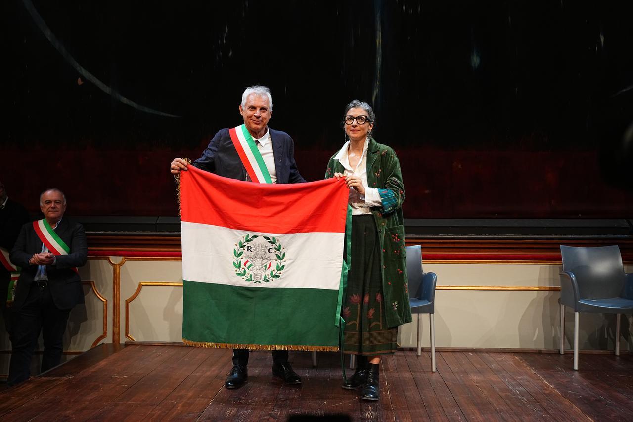 Albanese riceve il Primo Tricolore al teatro Valli. Cronaca di un evento tra emozioni e tensioni