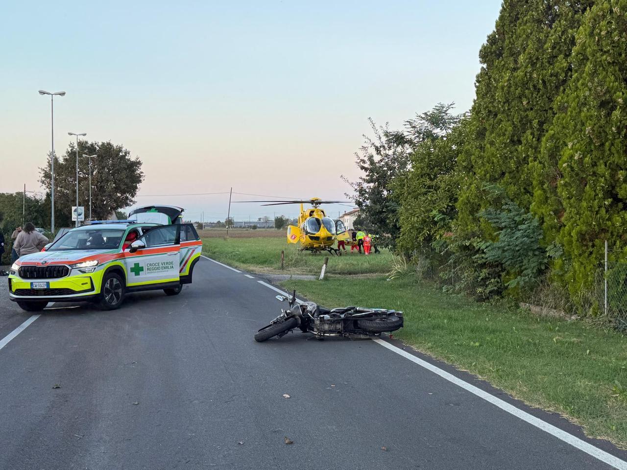 Scontro tra auto e moto: il ferito elitrasportato a Parma