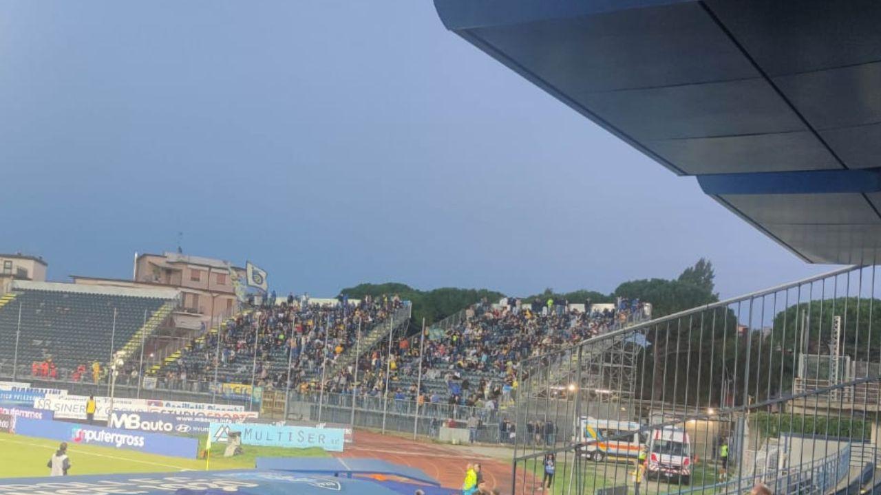 
	I tifosi della Carrarese entrati nel settore ospiti

