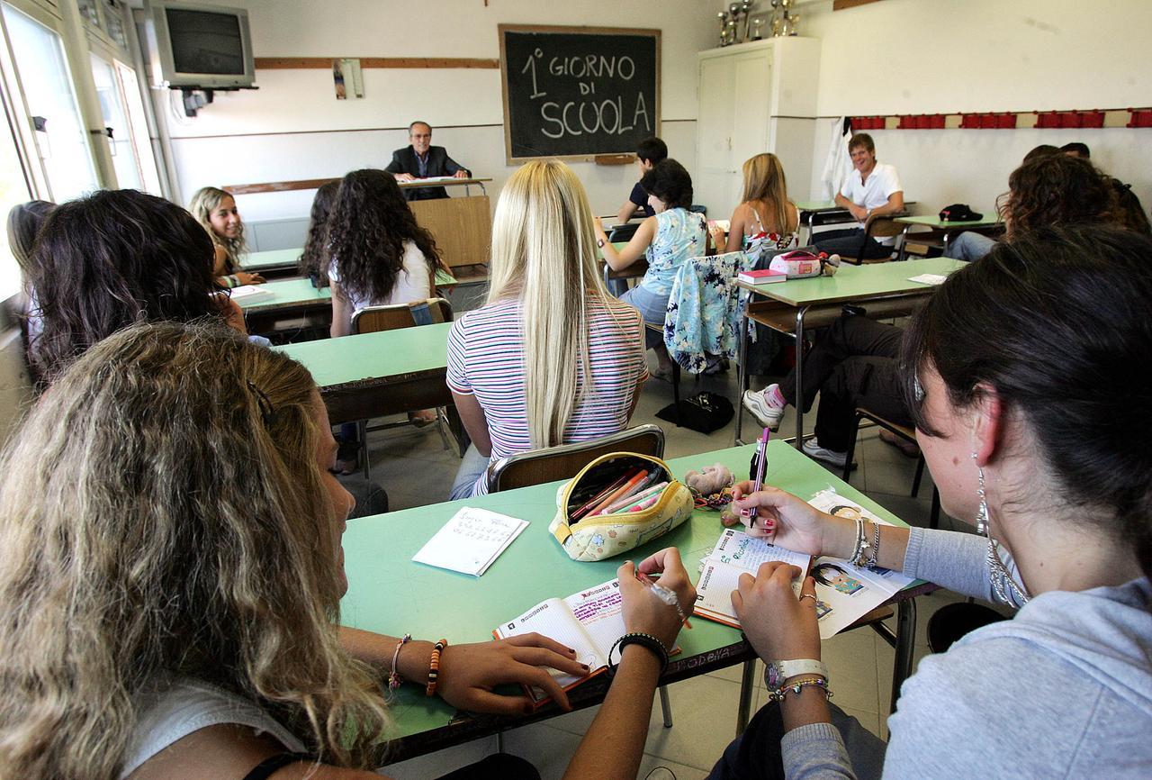 
	Ragazzi in aula (foto d'archivio)

