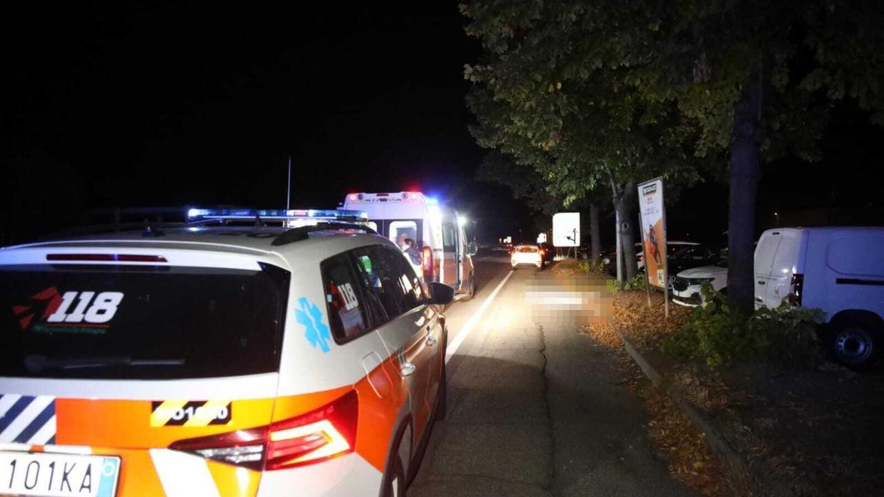 I sanitari sul luogo dell'incidente mortale (Foto Esposito)