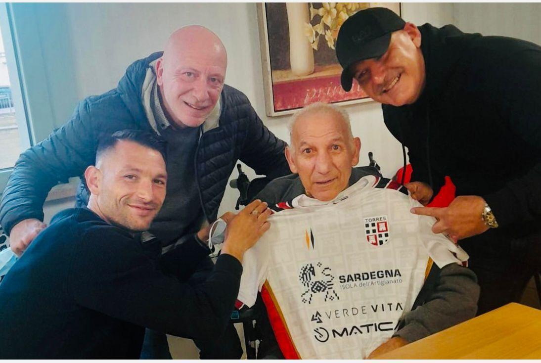 Sassari dice addio a Giuseppe Desole, storico messo del tribunale e tifoso della Torres
