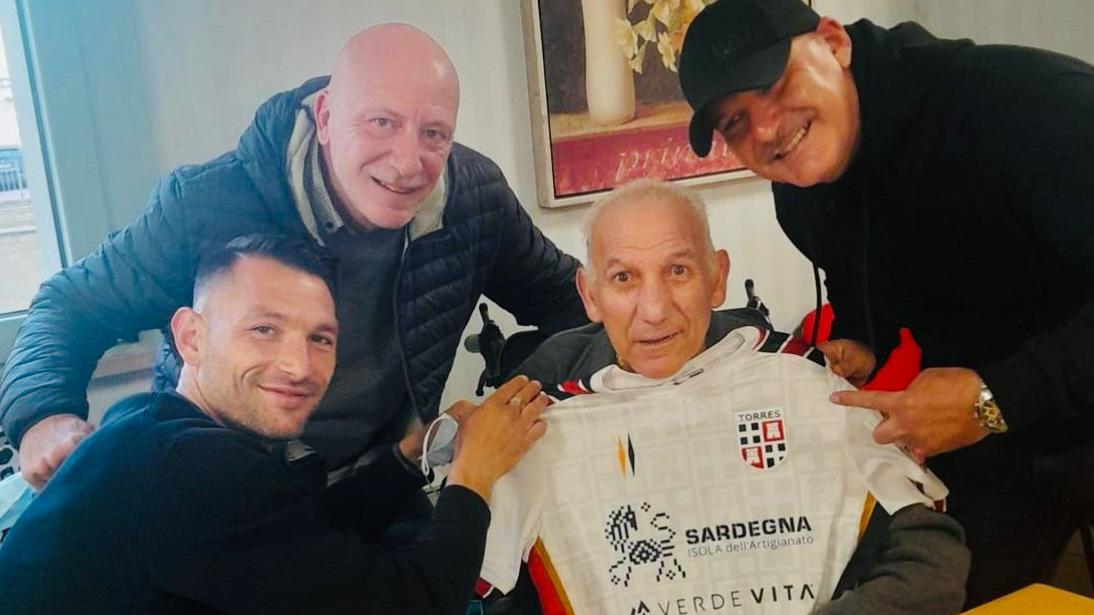 Sassari dice addio a Giuseppe Desole, storico messo del tribunale e tifoso della Torres