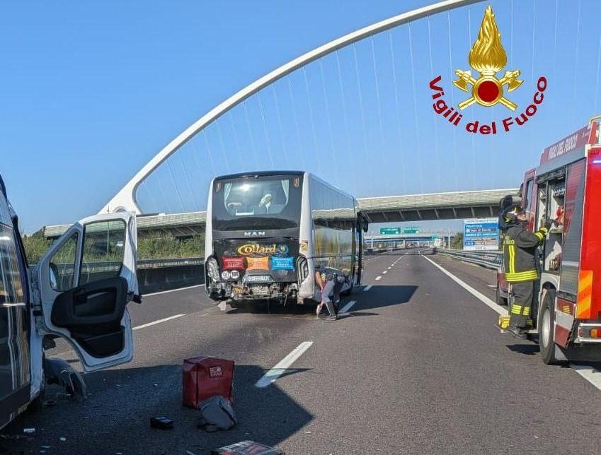 Incidente in A1, nel tamponamento tra furgone e pullman muore un 40enne: chi era la vittima